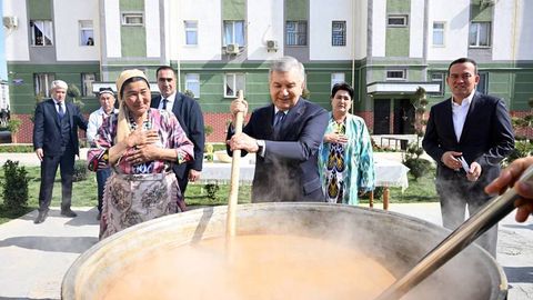 Шавкат Мирзиёев Сурхондарёда сумалак сайлида иштирок этди