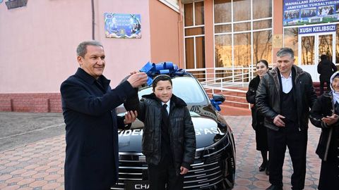 Президент билан учрашувда қўшиқ куйлаган ўқувчига машина берилди
