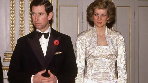 Shahzoda Charlz malika Dianaga qaysi kosmetikadan foydalanishni taqiqlagan edi?