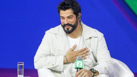 “Bu ham bir san’at” — Burak O‘zchivit 20 yildan beri sochini o‘zi olishi haqida so‘zlab berdi