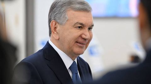 Шавкат Мирзиёев Термиздаги корхонанинг базалт маҳсулотлари ишлаб чиқариш линияси билан танишди