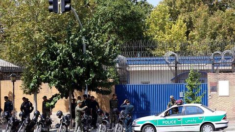 Буюк Британия Эрондаги элчихонаси ходимларини эвакуация қилди