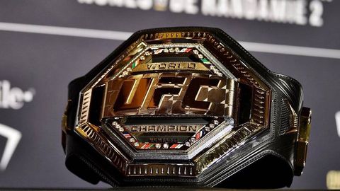 UFC’да кутилмаган воқеалар: Икки вазн чемпиони камардан воз кечди (фото)