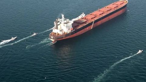 АҚШ ҳарбийлари Ҳормуз бўғозида кемаларни кузатиб боради