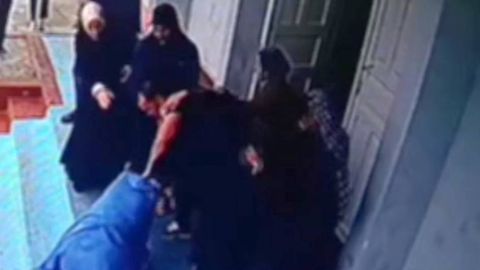 Марғилондаги мактабда эркак 5-синф ўқувчиси ва унинг онасини дўппослади