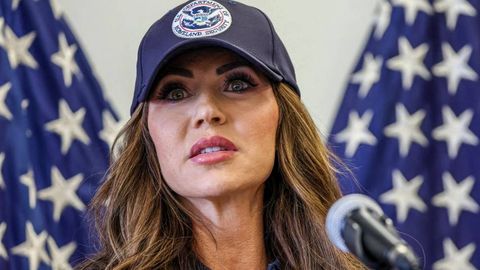 Tramp immigrantlarga shafqatsiz bo‘lgan vazirni bo‘shatdi