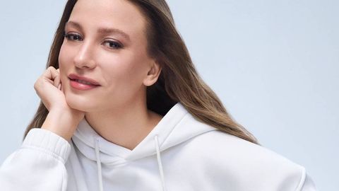 Турк актрисаси Серенай Сарикая хонанда Мерт Демирга турмушга чиқмоқда