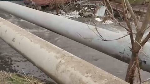 Тошкентда ўқувчилар канални қувур орқали кесиб ўтмоқда, ҳокимлик кўприк қурилишини маълум қилди