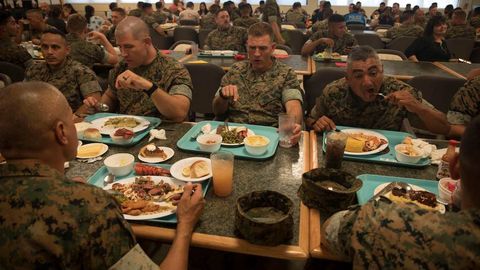 “Шоҳона дастурхон”: АҚШ ҳарбийлари қисқичбақа ва лобстер учун 9 млн доллар сарфлади