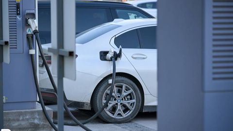 Тошкентдаги электромобиль станциялари бўйича Энергетика вазирига сенатор сўрови юборилди