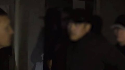 Чирчиқда маҳкумдан иккита iPhone 17 талаб қилган колония ходими ушланди