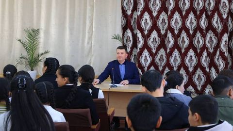 Кармана ҳокими ўқитувчиларни йиғиб, бир соат турғизиб қўйди. Вазирлик мансабдорнинг ҳаракатини қоралади