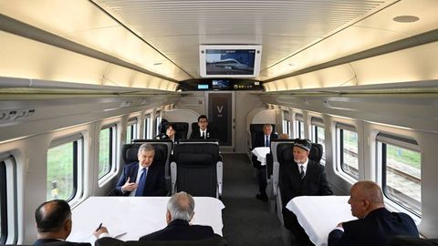 Шавкат Мирзиёев приехал в Нарпай на новом высокоскоростном поезде