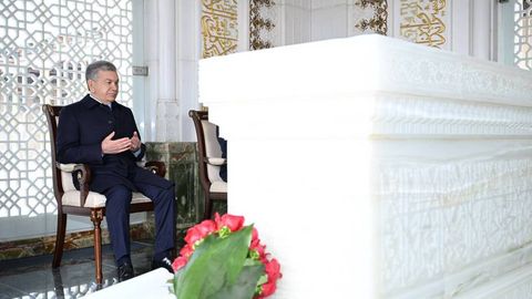 Shavkat Mirziyoyev birinchi prezident Islom Karimov maqbarasini ziyorat qildi