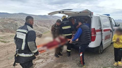 Бойсунда адирликка чиққан фуқаро 25-30 метр пастликка тушиб кетди