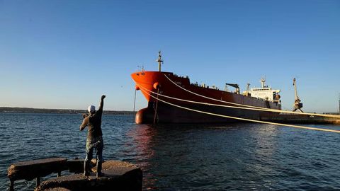 Кубага сузаётган Россия ёнилғи танкери йўналишини Тринидадга ўзгартирди