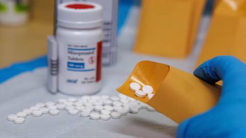 АҚШда аборт мақсадида таблетка ичган аёл қотилликда айбланмоқда