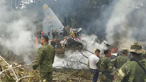 Колумбияда 125 киши бўлган ҳарбий самолёт қулади (видео)