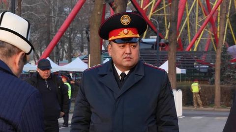 Қирғизистон ИИВ раҳбари жамоат жойида чеккани учун жарима тўлади