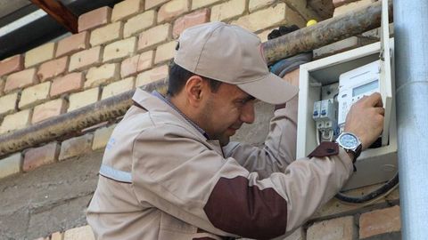 “Hududiy elektr tarmoqlari” elektr hisoblagichlarni xonadondan tashqarida o‘rnatish talabiga izoh berdi