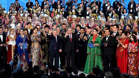 Ўзбекистон ва Тожикистон президентлари икки мамлакат санъаткорлари иштирокидаги концертни томоша қилди