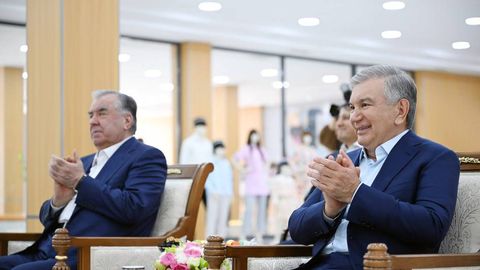 Oʻzbekiston va Tojikiston prezidentlari Buxorodagi toʻqimachilik korxonasiga tashrif buyurdi