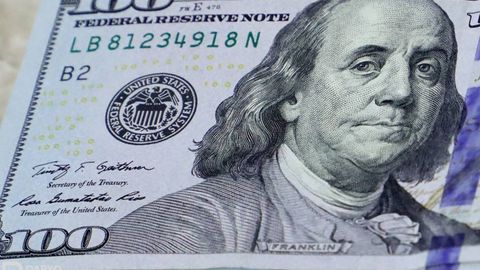 На американских долларах появится подпись Трампа