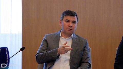 “Хорижий валютада савдо қилиш қоидабузарлик” — Ўзбекистонда барча ҳисоб-китоблар сўмда бўлиши кераклиги айтилди