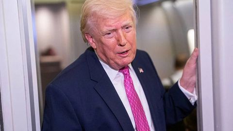 Трамп Эронда ҳукумат алмашганини айтди