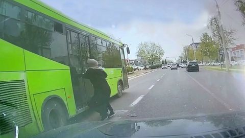 Тошкентда она-болани туртиб кетган автобус ҳайдовчиси ишдан олинди