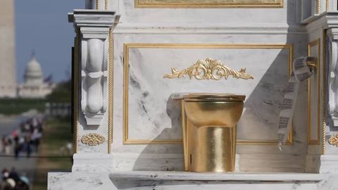 Вашингтонда Трампга атаб олтин унитазли тахт ўрнатилди (фото)