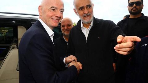 Bayonotlar berish bilan cheklanayotgan Infantino Eron terma jamoasi bilan uchrashdi