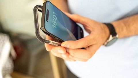 Шаффоф смартфон ғилофлари нима сабабдан вақт ўтиши билан сариқ тусга кириб қолади?