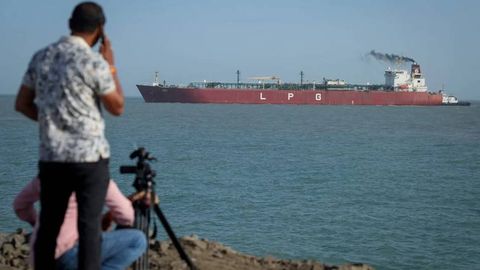 Британия Ҳормузни очиш бўйича 35 давлат иштирокида музокара ўтказади