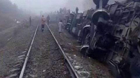 Rossiyada yo‘lovchi poyezdi relsdan chiqib ketdi (video)