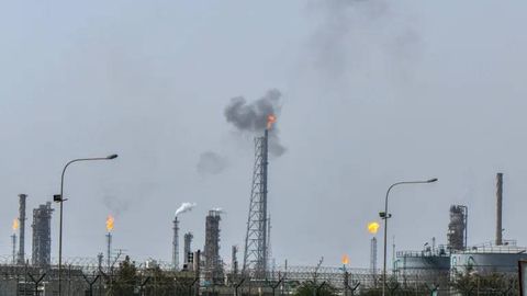 Кувайтдаги сувни чучуклаштириш ва нефтни қайта ишлаш заводига дрон ва ракета зарбалари берилди (видео)