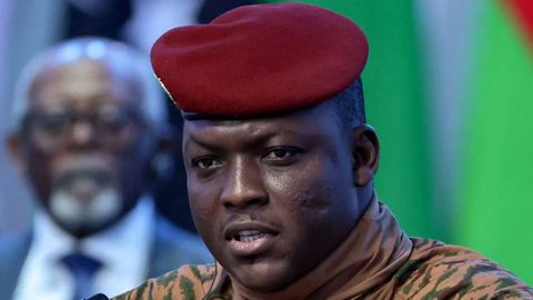 “Demokratiya o‘ldiradi”: Burkina Faso harbiy yetakchisi xalqni demokratiya haqida unutishga chaqirdi