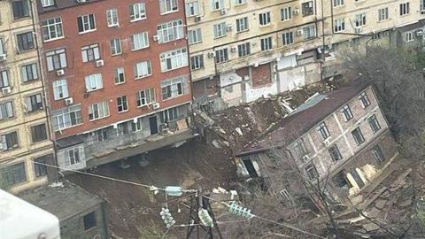 Махачқалада кучли ёмғир сабаб уч қаватли уй қулаб тушди (видео)