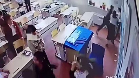 Сирдарёдаги мактабда бола синфдош қизни калтаклади