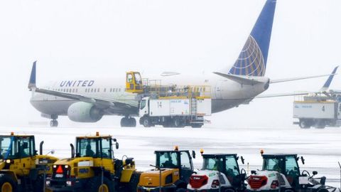 АҚШ авиакомпаниялари қор бўрони туфайли 1300 дан ортиқ рейсни бекор қилди