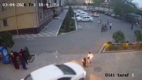 В Андижане водитель Cobalt сбила двоих детей, играющих во дворе (видео)