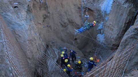 Samarqandda tuproq ostida qolgan ishchi qutqarildi (video)
