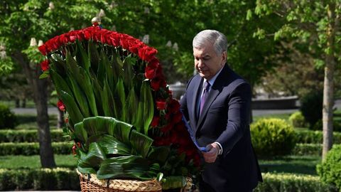 Шавкат Мирзиёев Амир Темур ҳайкали пойига гулчамбар қўйди