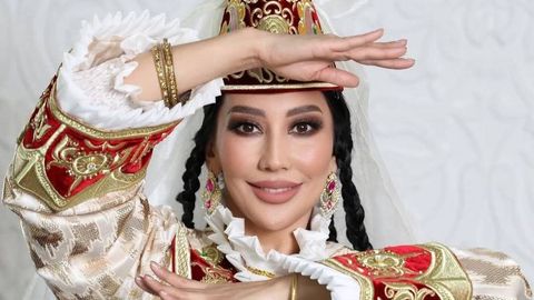 “Қишда оёқ кийимим ичидан целлофан кийиб юрардим” — раққоса Малика Қурбонова болалигидаги қийинчиликлар ва турмуш ўртоғининг тақиқлари ҳақида