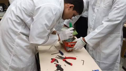 Oqtovda qulagan samolyotning qora qutilari rasshifrovka qilindi