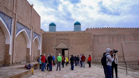 Turistik klaster maqomi kompleks turistik xizmatlar ko&lsquo;rsatuvchi mustaqil tashkilotlar va YTTlarga beriladi