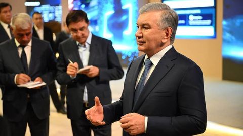 Президент Бухородаги янги маъмурий марказда бунёдкорлик ишлари билан танишди