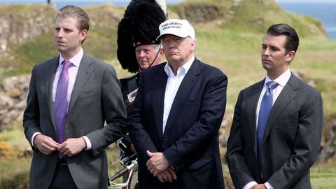 Жо Байденнинг ўғли ака-ука Трампларни “қафас жанги”га чорлади