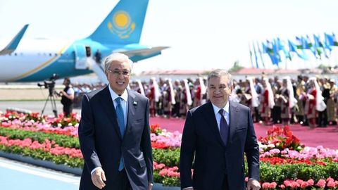 Шавкат Мирзиёев Бухорода Қосим-Жўмарт Тўқаевни кутиб олди