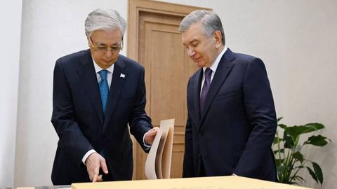 Шавкат Мирзиёев Қозоғистон раҳбарига ноёб архив материаллари нусхаларини ҳадя қилди